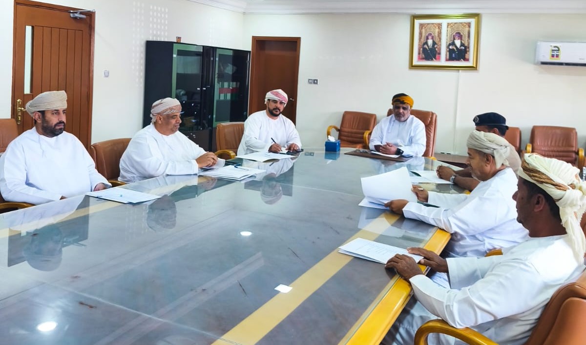 والي جعلان بني بوحسن مع أعضاء لجنة التنمية الاجتماعية